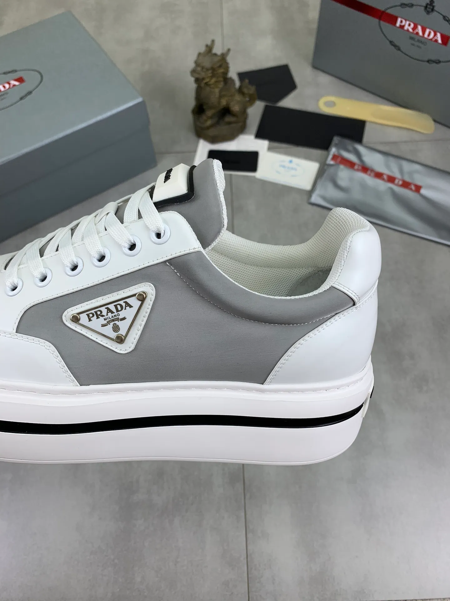 Men's shoes 💰P580 new (higher version) new models are available at PRADA counters simultaneously, new men's shoes, 😘 fabrics are selected from original calfskin. First layer of imported silk cowhide lining. The original version is awesome! 👍🏿Original open-molded non-slip PU outsole, with exquisite lines, simple and elegant, super comfortable and classy on foot, suitable for leisure travel. Code number: 38 to 44 (45 customized) 4️⃣ colors available